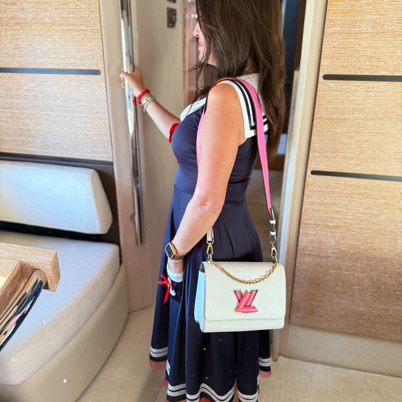 Louis Vuitton Twist MM Bag in white EPI Leather with Pink & Orange Accents - Picture 6 of 16